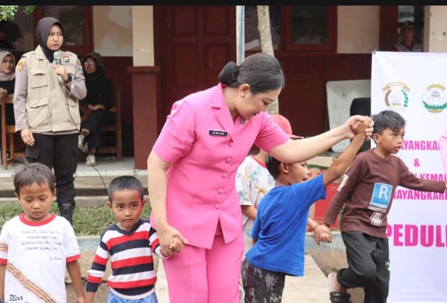Polda Jatim Berikan Trauma Healing untuk Anak - anak di Pengungsian Dampak Erupsi Gunung Semeru